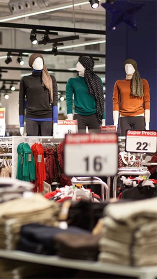 Correct fashion lighting at Carrefour Santiago attracts customers