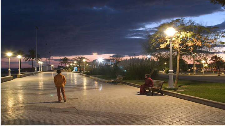 Boardwalk illuminated for a more sustainable feeling