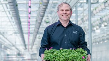 James Darrow of Jolly Farmer replaces HPS with Philips LED toplighting grow lights James Darrow of Jolly Farmer replaces HPS with Philips LED toplighting grow lights